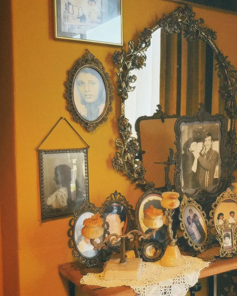 Stare porodične fotografije u ovalnim i ukrašenim okvirima